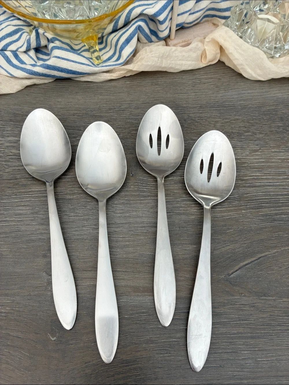 Oneida Flatware Stainless 47 pieces Sleek Satin Finish